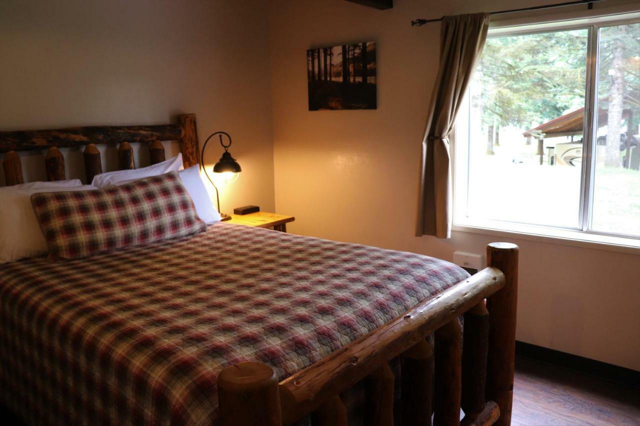 Lone Fir Resort Cougar Kültér fotó